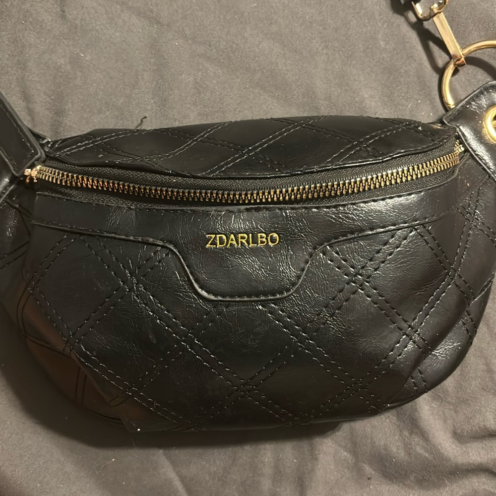 Black fannypack